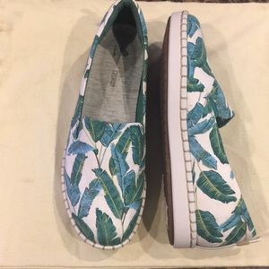 Adorable!  Palm pattern Espadrille Eay slip on by Clark’s , size 7.5 Like NEW